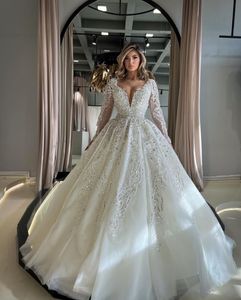 Luxury Ball Gown Wedding Dresses V Neck Long Sleeves Sequins Applicies Diamonds Pärlad golvlängd 3D spetsar Ruffles dragkedja brudklänningar plus storlek Vestido de Novia