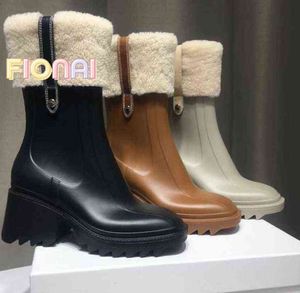 2022 Nya modestövlar Kvinnor Betty Boots Tall Rain Boot Welly Shoes High Heels PVC Rubber Beeled Platform Knee-High Black Waterproof Outdoor Rainshoess
