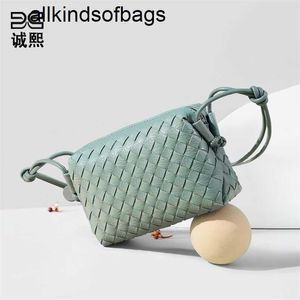 BottegassVenetas Borsa per fotocamera Loop 5A Pelle di pecora intrecciata Estate Macaron Tessuto a mano all'ingrosso Semplice tinta unita Moda Crossbodyqq