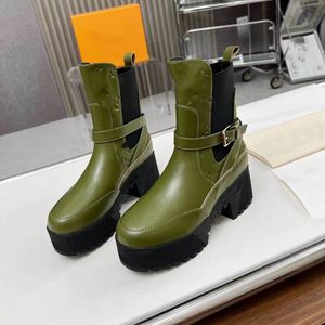 Designer Laureate Boots Women Flamingos Love Arrow Medal Boot Winter Leather Coarse High Heel Shoes Desert Chunky Heels Booties 04