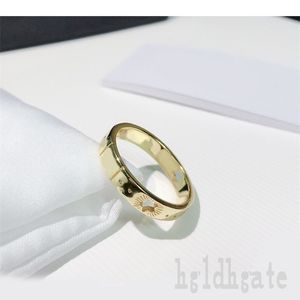 Anelli da uomo ad anello d'oro oro placcato di lusso per donna Texture Wedding Chand Spesso Love Gold Silver Gold Mother Day Dimensione 8 Stars Style Style Designer Rings Multitishize ZB007 F23