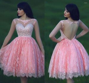 Abiti da festa 2023 Pizzo rosa Maniche ad aletta Backless Homecoming Sccop Cristalli Lunghezza al ginocchio Abiti da ballo Abito da cocktail