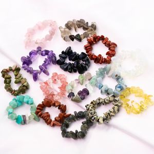 24 Stück elastische natürliche Edelsteinringe unregelmäßige Kristallstretch-Chip-Korn-Nuggets-Ring-Quarz-Armband für Frauen