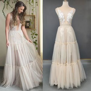 Backless Deep V Neck Tulle bröllopsklänningar Drop Ship Pus Size Tiered Mesh Sleeveless Illusion Maxi Beach Bridal Dress