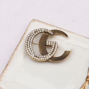 T gg 18kdesigner marka çift harfli broşlar geometrik bronz süveter takım elbise yaka pimi broşe moda erkek kadın kristal rhinestone inci broş düğün mücevher