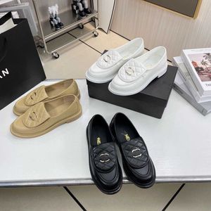 Designer klänningskor loafers kvinnor plattformskor glänsande läder skor chunky sneakers kalvskinn skor lyxiga mulor