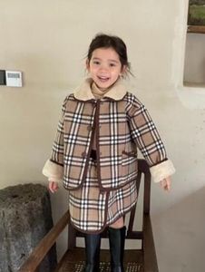 Nowa klasyczna designerka B Masowa marka Koszula z płaszczem dziewcząt z długim rękawem bawełniana okładzina Dwuczęściowa set odpowiednia na wysokość 90-145 cm