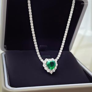 Kedjor S925 Silverhalsband Kvinnlig hänge 8 Hjärtformad Emerald Diamond Inlaid Fashion Engagement Gift 5A Zircon