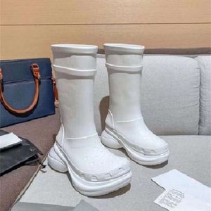 Long Designer Womens Rain Boots Tjock Sole Anti Slip Long Sleeve Rubber Boots Material Fashion Mångsidiga tjocka sula stövlar