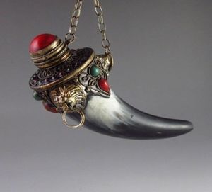 Aufwändige chinesische alte handgeschnitzte künstliche Ochsenhorn-Schnupftabakflasche mit Intarsien aus Kupferstatue und bunten Perlen8437620