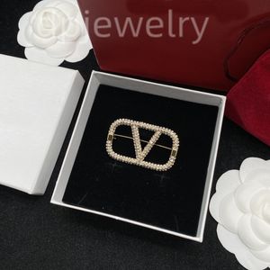 Luxury Men's and women's Designer Brand Alphabet Brooch 18K Gold plated Crystal Rhinestone Jewelry Brooch Charm Pearl Pin Gift accessories