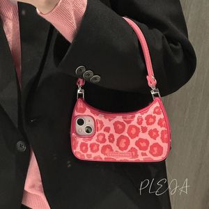 Custodia per telefono sveglia da donna con cinturino per iPhone 14 13 12 11 Pro Max 14pro protezione morbida in silicone Fonda copertura della borsa leopardata 231104