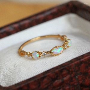 Pierścienie klastra projektant oryginalny srebrny inkrustowany sztuczny pierścień opalowy panie Regulowany lekki luksusowy styl sądowy biżuteria zaręczynowa