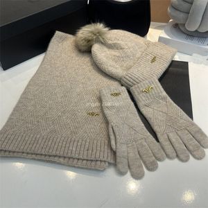 Hattar, halsdukar och handskar set kvinnor vinter hatt set 645799 mode lyxdesigner ull handske utomhus vinterkläder design kvinnor sport klassiker män handskar