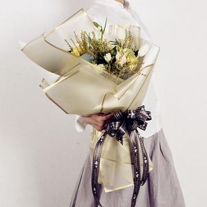 装飾的な花の花輪20pcs 60 60cm花包装紙防水フロストフロリストラッピングDIYクラフトスクラップブックウェディングブーケG