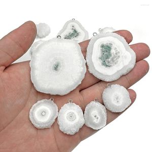Ciondoli a forma di fetta di quarzo di cristallo druzy di geode bianco grezzo per la creazione di gioielli, accessori per orecchini, collane, all'ingrosso