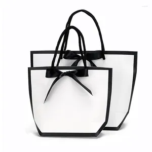 Present Wrap 50st Shopping Bag Ribbon anpassad logotyp Boutique White Packaging Tryckt Euro Tote Paper Bags med din