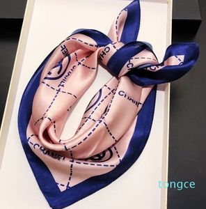 Sciarpa di seta di marca da donna avvolgente di marca di moda Sciarpe di testa quadrate in twill di seta Sciarpe Pashmina scialle pieghettato regalo di compleanno Facile da abbinare Soft Touch