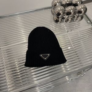 Lyxig stickad hatt kvinnors designer beanie cap cobweb stickad hatt mäns personlig skidhatt utomhus termisk jumper kall hatt