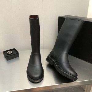 2022 Lyxvarumärke Kvinnor High Tops Flat Rain Boots Womens Ladies Slip-On Summer Designer Vattentät Solid Color Chunky Heel Rainshoes Storlek 35-40