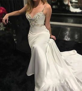 Abiti da sposa a sirena lunghi senza schienale sexy Cristalli con perline Senza spalline Abiti da sposa in raso Corte dei treni Estate Secondo abito da ricevimento per la sposa