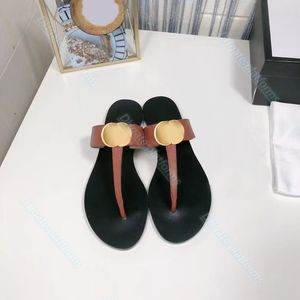 Äkta läder flip flop sandal casual sko mode platt sandale tofflor metall logotyp lyx designer strand pool mule glid kvinnor mens sommar resor skjutreglage med låda