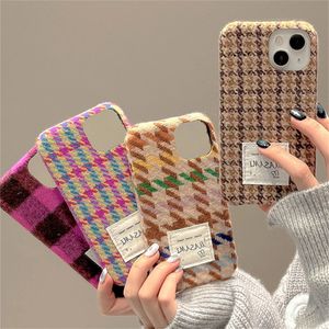 Caso de telefone coreano quente inverno colorido houndstooth xadrez tecido de pelúcia macio iphone 15 14 pro max 13 12 11 à prova de choque capa traseira 231104