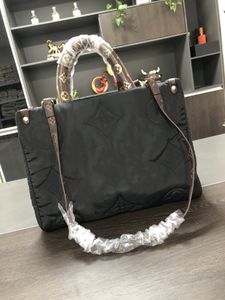 ONTHEGO Bolsa tote de inverno Designer de monogramas bordados Bolsas acolchoadas de nylon CrossBody Bolsa luxuosa de lã de cordeiro inchada Alças superiores Bolsas de mão Moda Carryall Bolsa de ombro