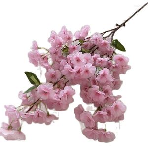 装飾的な花1つの絹の人工桜の枝偽のサクラの花の茎結婚式の木の装飾のための6色