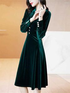 Casual Dresses Dark Green Gold Velvet Dress Temperament Women 2023 Spring Autumn Vintage Long Sleeve V-Neck Slim A-Line Midi Robes T1908