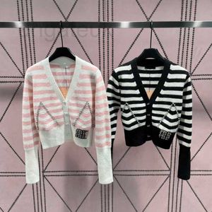 Kvinnors stickor Tees Designer Small Focus 2023 Autumn New Classic Black and White Stripe Contrast Design Loose V-Neck Sticked Cardigan Coat KCBF