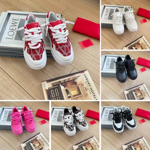 Kvinnor One Stud Casual Shoes Ladies Low Top Sneakers Fashion Style Unique Classics Low Relief Maxi Stud Designer Bekväm Nappa Leather Catwalk Outdoor Shoes