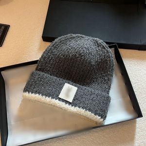 Vinter stickad mössa designer cap fashionabla bonnet klädda hösthattar för män skalle utomhus kvinnor cappelli resor skidåkning grossistpris stickat hatt 231131