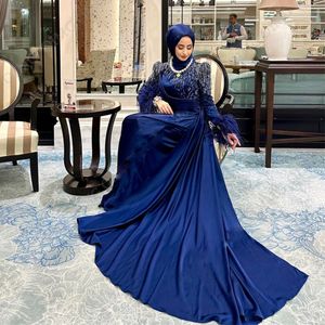 Modern pärlstav muslimsk prom klänningar fjäderhylsa sjöjungfru kafan aftonklänning veck satin arabisk dubai hijab formell klänning 326 326