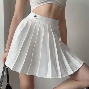 Saias de saia plissada com shorts Mulheres da cintura elástica Mini saias sexy mircro verão bordado mini saia de tênis Preppy y2k 230404