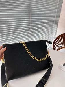 Omuz çantası, crossbody çantası ve kadın çantası moda blogcuları için temel ürünlerdir. Kalın zincirlerle ve çıkarılabilir kayışlarla omuz kayışları