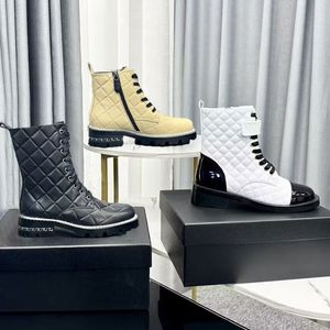 Kısa Botlar Tasarımcı Ayakkabı% 100 Cowhide Shoe Metalik Mektup Dantelli Kadın Ayakkabı Kalın Topuklu Deri Yüksek Topuklu Moda Lady Flat Zipper Boot Siyah Boyut 35-41 Kutu