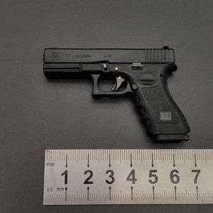 Gun Toys Hot Portable Toy Gun Model Keychain Alloy Empire G17 Pistol Shape Mini Metal Shell Ejection Free Assembly With Box T2211052