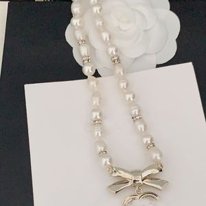 フランスのファッションラグジュアリー女性拡張ネックレス形状の弓天然真珠フロストディスクペンダントハイセンスレディデザインジュエリー高品質のチャーム銅ネックレス