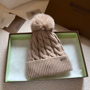 Vinter stickad mössa designer cap fashionabla bonnet klädda hösthattar för män skalle utomhus kvinnor cappelli resor skidåkning grossistpris stickat hatt 231143