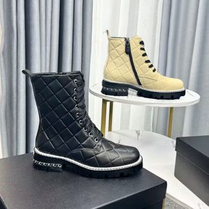 Kısa Botlar Tasarımcı Ayakkabı% 100 Cowhide Shoe Metalik Mektup Dantel Yukarı Kadın Ayakkabı Kalın Topuklu Deri Yüksek Topuklu Düz fermuar Boot Siyah Boyut 35-40-41 Kutu