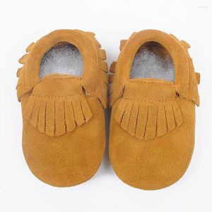 Pierwsze spacerowicze 2023 Baby Leather Girls Buty do botków Moccasins Fashion Fringe Spacer 0-18m 10 kolorów