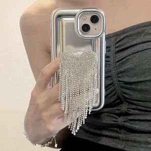 Telefonfodral Fashionabla 3D Bling Diamond Love Tassel Holder Soft för iPhone 13 12 14 Pro Max 11 Sexig skydd Cover 231104