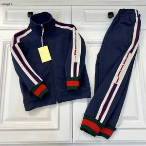 Varumärkesbarnsspårsuits Sidor Stripe Stitching Baby Clothes Boy Jacket Storlek 110-160 Autumn Coat and Pants Nov05