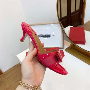 Tasarımcı Kadın Terlik Yaz Yeni Deri Moda Orta Topuklu Yay Sandal Stiletto Partisi Ayakkabıları Sıradan Konfor Tek Satır Yumuşak Drag Patent Deri Flip-Flop Kutusu