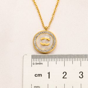 Lyxvarumärkesdesigner bokstav halsband 18k guldpläterad kristall rostfritt stål hänge aldrig blekning kedje smycken