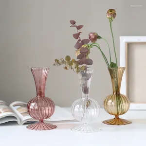 Vaser retro glas transparent brun gul ins stil minimalistisk bord konst blommor arrangemang dekoration