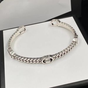 Elegante braccialetto con ciondoli a doppia lettera, confezione regalo, braccialetto con timbro in rilievo per la festa da donna, anniversario 02, in oro 18 carati