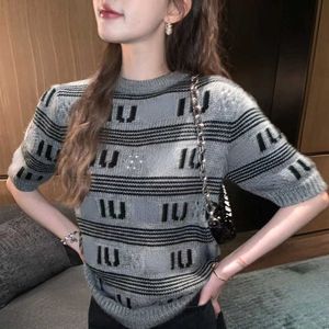 23 stickad t -skjorta designer tröjor hela bokstaven jacquard kortärmad tröja kvinnokontrast färg rund nacke pullover knittshirt