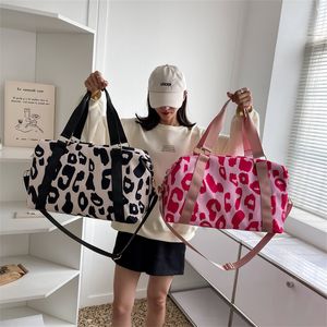 Pembe Leopar Duffle Çantası Büyük Kapasiteli Seyahat Bagaj Çantası Leopar Tote Çanta Kadın Spor Fitness Gym Yoga Depolama Çanta